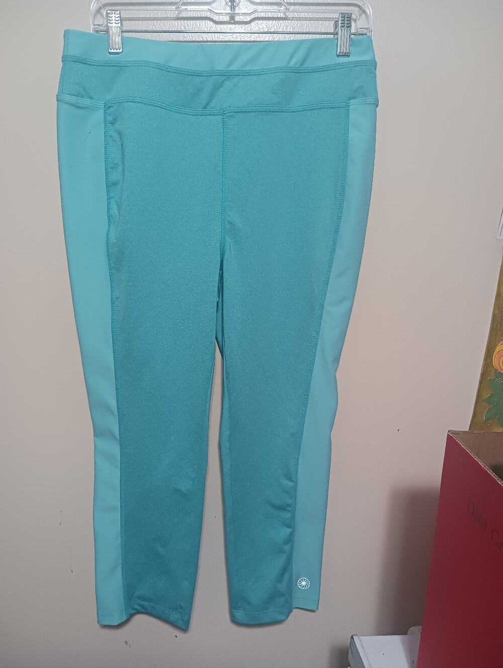 Full Beauty Sport Aqua Two-Tone Active Crop Leggings Medium A-12